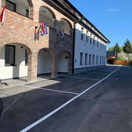 M70 Apartmanhaz Μίσκολτς Εξωτερικό φωτογραφία